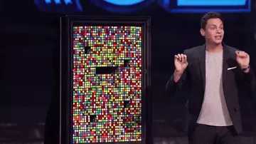 Талантливый иллюзионист вновь поразил всех трюками с кубиками Рубика