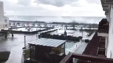 Появилось видео гигантских волн, затопивших первые этажи гостиниц в Сочи
