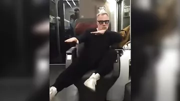 Джанлука Вакки танцует в поезде