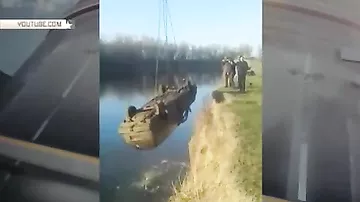 Эвакуатор достал со дна реки автомобиль, кишащий сомами