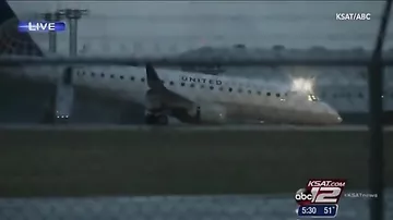 Посадку пассажирского самолета без переднего шасси сняли на видео