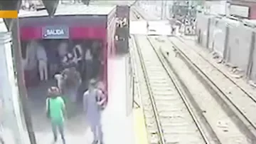 Ana azyaşlı qızını qatarın altına atdı - Metroda dəhşətli hadisə