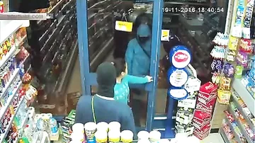 Сотрудница магазина в одиночку отбилась от четверых грабителей