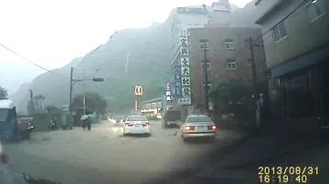 Камень упал с горы в Китае