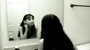 Страшная девочка-призрак в зеркале