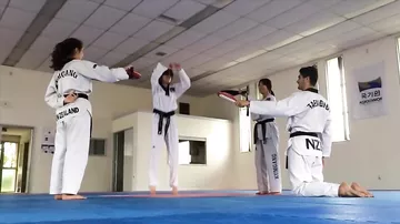 Невероятные трюки от любителей боевых искусств