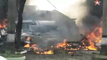 Военный самолет рухнул на жилые дома в Индонезии