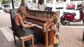 Этот бездомный превосходно играет на пианино.