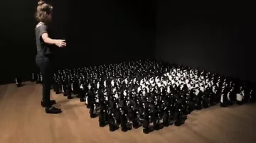 Эта армия игрушечных пингвинов способна тебя удивить.