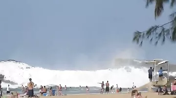 Огромные волны на пляже в Пуэрто-Рико