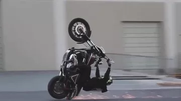 Крутой трюк на мотоцикле