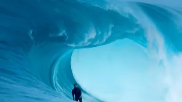 Безумный серфер покоряет одну из самых опасных волн в мире.