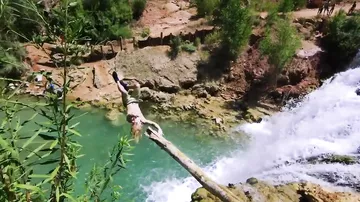 Крутые прыжки в воду со скал Клифф джампинг