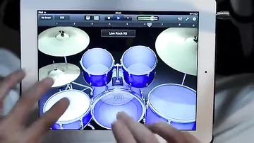 Барабанщик играет на iPad