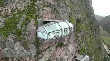 Гостиничный номер-капсула на высоте 122 метра в Перу