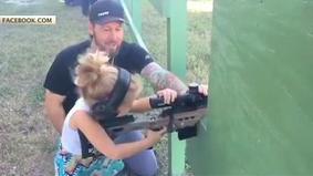 Трехлетняя девочки мастерски стреляет из автомата