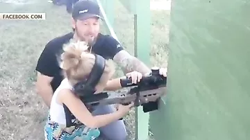 Трехлетняя девочки мастерски стреляет из автомата