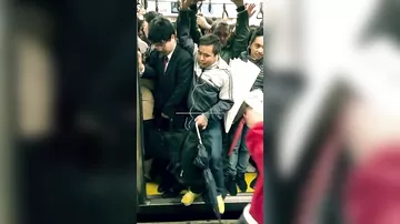 Как японцы упаковываются в вагон метро в час пик
