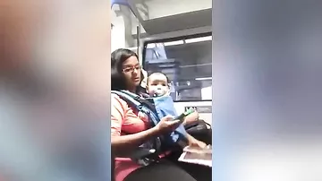 Пожилая британка попыталась выгнать пассажирку с ребенком из вагона