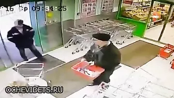 Камера сняла на видео, как мужчина воткнул нож в шею пенсионера