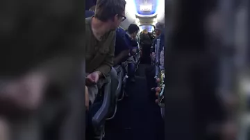 В сети появилось видео, как в США полицейские волокли по самолету пассажирку
