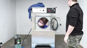 Трюкач сумел выбраться из работающей стиральной машины