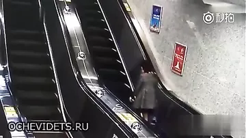 Девушка, упавшая с эскалатора в китайском метро, полетела вниз кувырками