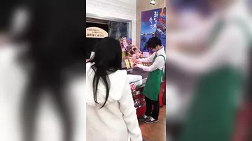 Сеть взрывает японский продавец с левитирующими крабами