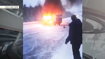 Огромный грузовик взорвался на дороге