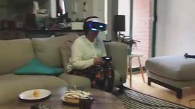 Внук подарил бабушке на юбилей очки VR