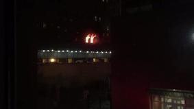 В Нью-Йорке из-за пожара люди заблокированы на крыше и внутри жилого комплекса