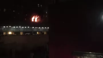 В Нью-Йорке из-за пожара люди заблокированы на крыше и внутри жилого комплекса