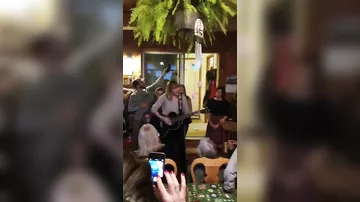Тейлор Свифт спела для 96-летнего поклонника на рождественской вечеринке