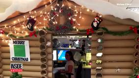 Сотрудница офиса превратила рабочее место в сказочную рождественскую избушку