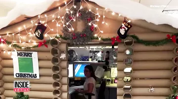 Сотрудница офиса превратила рабочее место в сказочную рождественскую избушку