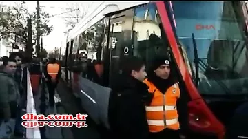 İstanbulda tramvay piyadanı vurub