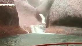 Огромная пустынная скала в Австралии превратилась в водопад