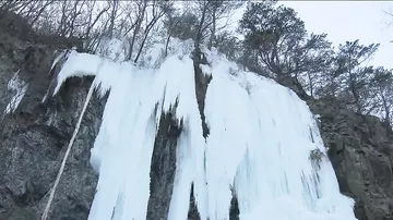 В Китае из-за сильных морозов застыл водопад