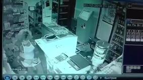В Сеть попало видео жестокого нападения на продавца