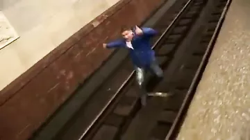 Что делать, если упали на рельсы в метро