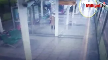 Metroda telefonla danışan kişi relsə yıxıldı
