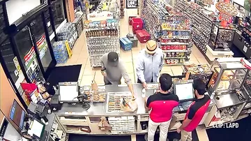 Злоумышленник ограбил магазин, используя собственную руку как пистолет
