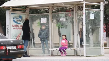 Реакция азербайджанцев на замерзающую на остановке девочку