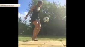 Девушка в мини юбке и на каблуках показала трюки с футбольным мячом