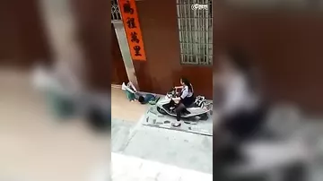 Бессердечная женщина на скутере ездит по ногам ребенка