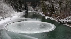 Чудо природы: вращающийся ледяной диск на реке