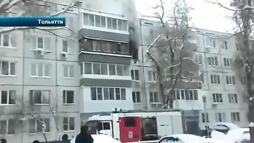 Мужчина спасаясь от огня, выпал из окна квартиры прямо на пожарного
