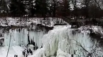 Глыба замерзшего водопада едва не убила туристку
