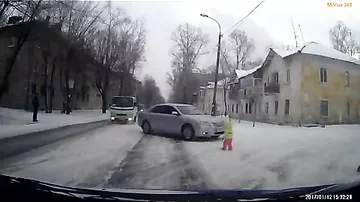 Пассажир не выходя из машины спас малыша вышедшего на дорогу