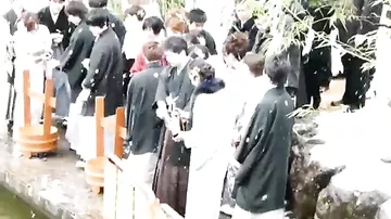 Во время традиционной церемонии японские мужики бухают с карпами